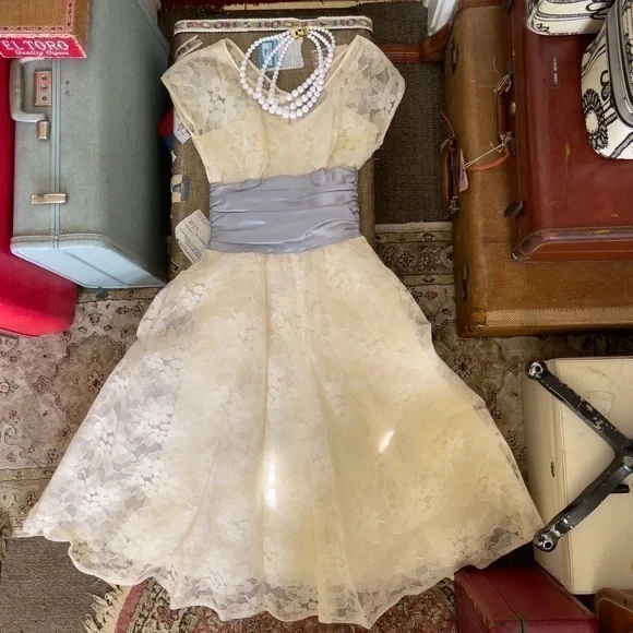 Vintage 1950s Lace garden wedding Dress - Picture 6 of 12